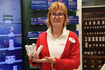 Oelsnitzer Apothekerin spürt große Impfmüdigkeit in der Region - und erwartet zeitnah eine Grippewelle - Constanze Süßdorf-Schönstein stellt Müdigkeit zur Grippeimpfung in der Region fest.