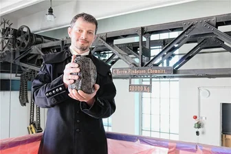 Oelsnitzer Bergbaumuseum bekommt Kohle für die Kohle - Jan Färber, Leiter des Bergbaumuseums Oelsnitz, hält ein echtes Stück Kohle in den Händen. Es wiegt rund ein Kilogramm. Die Leuchtkohle für Besucher soll leichter sein.