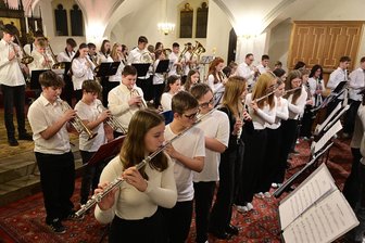 Oelsnitzer Bläserklassen glänzen mit Harmonic Brass - 75 Schülerinnen und Schüler der Bläserklassen traten in der Jakobikirche auf. Foto: Eckhard Sommer
