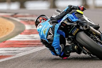 Oelsnitzer blickt in ungewisse Zukunft - Wie geht es in der neuen Saison weiter für den Oelsnitzer Motorradpiloten Nicolas Czyba? Die Gespräche für einen neuen Vertrag sind auf die nächste Station in Valencia vertagt worden. 