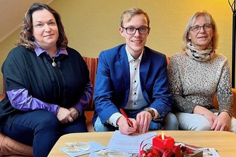 Oelsnitzer Bürgermeister will für Betreuung Schwerstkranker und Sterbender Zeichen setzen - Im Beisein der SPD-Landtagsabgeordneten Simone Lang (links) und  Ilona Zuk, Koordinatorin im Hospizdienst Oelsnitz, hat der Oelsnitzer Bürgermeister Thomas Lein (SPD) am Donnerstag die "Charta zur Betreuung schwerstkranker und sterbender Menschen in Deutschland" unterzeichnet. 