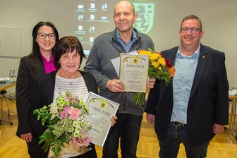 Oelsnitzer Bürgerpreis geht an zwei engagierte Persönlichkeiten - Übergabe des Oelsnitzer Bürgerpreises 2024: Ute Dölling (2. von links) und Thomas Stüber (Mitte) haben die Ehrung erhalten. Überreicht wurde sie durch Annett Wunderlich von der Sparkasse Vogtland (links) und OB Mario Horn (CDU/rechts).