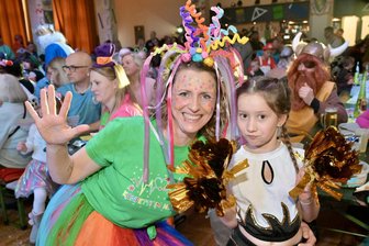 Oelsnitzer Carnevalsvereinigung: Familienfasching, dann Rosenmontag-Sitzung - Auch Lydia Birzle aus Oelsnitz (li.) und ihre Tochter Sophie haben beim Familienfasching mitgefeiert.