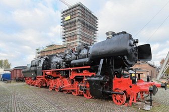 Oelsnitzer Dampflok wird getauft - aber bekommt keinen Namen - Die Lok der Baureihe 52 ist nach umfangreichen Sanierungsarbeiten wieder ein Hingucker auf dem Außengelände des Oelsnitzer Bergbaumuseums. Am Sonntag kann sie in Augenschein genommen werden. 