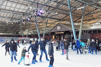 Oelsnitzer Eisbahn öffnet am Freitag - was Besucher jetzt wissen müssen - Vor allem in Ferienzeiten ein Besuchermagnet: die Eisbahn in Oelsnitz.