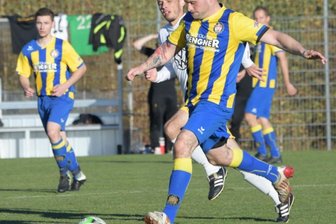 Oelsnitzer FC kommt gegen Motor auf Touren - Der Zschopauer Willy Geisler (r.) ist hier zwar vor dem OFC-Kapitän Michael Jokesch am Ball und setzte im Mittelfeld oft Akzente, im Endergebnis hatten aber die Oelsnitzer die Nase mit 3:0 vorn.