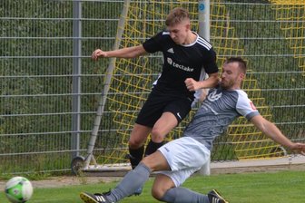 Oelsnitzer feiern Wunder - Beim 2:1-Sieg des Oelsnitzer FC gegen Tirol Dittmannsdorf schenkten sich beide Teams nichts. In dieser Szene setzt Steve Wollmann (r.) zur Grätsche gegen Yanik Köhler an und spitzelt ihm den Ball vom Fuß. 