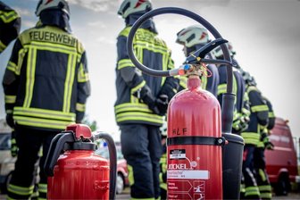 Oelsnitzer Feuerwehr spricht über Feuerlöscher - Die Feuerwehr Oelsnitz – hier mit Löschern der Einsatzkräfte. Um die Handhabung für Privatleute geht es beim Feuerabend.