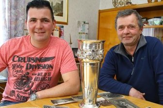 Oelsnitzer finden ersten Sachsenring-Pokal im Sperrmüll - Mathias Weichel (rechts) mit seinem Sohn Michael. Vor ihnen steht der versilberte Pokal aus Messing.