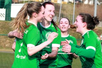 Oelsnitzer Fußball-Frauen bezwingen Eberbrunner SV deutlich - Merkurs Tina Merz (Zweite von links) bejubelt hier mit ihrem Teamkameradinnen ihren Treffer zum 2:0.