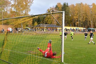 Oelsnitzer Fußballer behalten in Zschorlau kühlen Kopf und bleiben an der Spitze der Erzgebirgsliga - Lukas Schreiter (r.) behält die Nerven und bezwingt Robin Weisgerber im Zschorlauer Kasten vom Punkt. Es ist das entscheidende 3:2 für die Oelsnitzer im Spitzenspiel der Erzgebirgsliga.