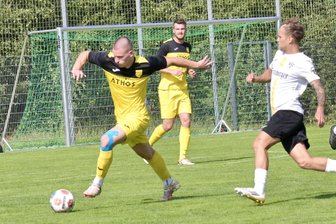 Oelsnitzer Fußballer verpatzen Sachsenklasse-Premiere - Ian Sonntag (am Ball) vom Oelsnitzer FC läuft seinem Freiberger Gegenspieler davon.
