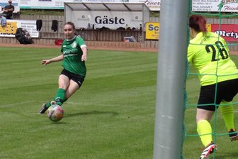 Oelsnitzer Fußballfrauen gewinnen historisches Spiel mit 4:1 - Das Premierentor: Merkurs Kristin Steinel überwindet die Oberkotzauer Torfrau Julia Bechmann zum 1:0.