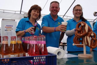 Oelsnitzer Gartenfest: Petrus vermasselt den „Tanz unter den Linden“ - Hatten dann doch gut zu tun: Anette Kozian, Mario Scheffner und Cora Hüttner (von links), drei der vielen Helfer.