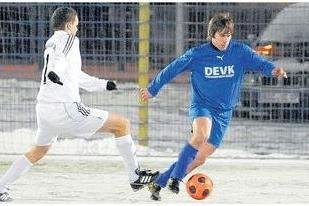 Oelsnitzer gewinnen ersten Test für Rückrunde - Der in der Winterpause von der SG Schönfels zum Reichenbacher FC zurückgekehrte Mirko Particke (rechts) sorgte nicht nur für mehr Sicherheit in der Abwehr, sondern bewies auch Drang nach vorn.