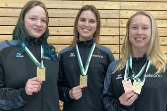 Oelsnitzer Gold-Mädels rocken die Sachsenmeisterschaft mit Luftdruckwaffen - Avialle Egri, Anna Goller und Laura Langebach (von links) von der 1. Bürgerlichen Schützengilde zu Oelsnitz freuen sich über den ersten Sachsenmeistertitel für ihren Verein im Frauenbereich.