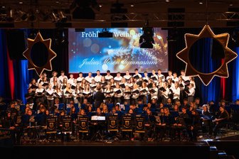 Oelsnitzer Gymnasiasten glänzen bei Weihnachtskonzert in der Plauener Festhalle - 