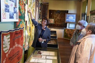 Oelsnitzer Halbmond liefert Teppiche bis nach Las Vegas - Museumsmitarbeiterin Helga Hartenstein führte am Freitag Gäste durch das Teppichmuseum auf Schloss Voigtsberg.