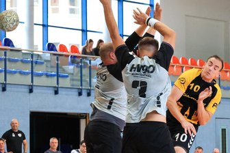 Oelsnitzer Handball-Reserve siegt zum Saisonauftakt - Auch Konrad Grünwald (rechts, hier beim Pokalspiel in Klingenthal) verstärkte die TSV-Reserve zum Auftakt.