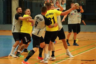 Oelsnitzer Handballer: Viele Tore, keine Punkte - Kein Durchkommen für den Oelsnitzer Michael Stache (am Ball), der von Livio Reißmann (links) und Toni Schmidt am Wurf gehindert wird.