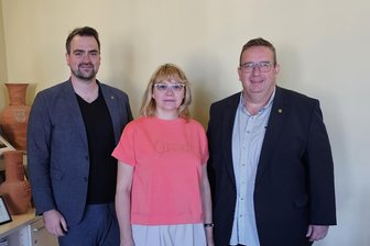 Oelsnitzer Hausärztin muss doch nicht umziehen: So wird die Praxis in der Stadt gerettet - Verkünden gute Nachrichten: Wirtschaftsförderer Peter Wollmann (l.), Medizinerin Simone Leucht und OB Mario Horn (CDU).
