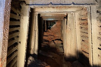 Oelsnitzer Hedwigschacht für Millionensumme saniert: Die Zeit der Überraschungen ist Geschichte - Die bis dahin unbekannte Strecke, die man in 15 Metern Tiefe fand. Hinten sieht man Gebirgsmaterial, das infolge eines seitlich oberhalb befindlichen Bruchs in die Strecke gefallen ist. An deren Ende befand sich ein Lichtschacht, der wiederum zur Entdeckung des Gewölbekellers führte.