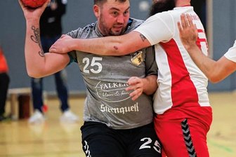 Oelsnitzer Heimflaute setzt sich fort - Felix Bechler (am Ball) versucht sich gegen den Plauener Tom Jahn durchzusetzen. Der TSV kämpfte im Derby gegen den HC Einheit II gegen die drohende Niederlage an, konnte diese aber nicht verhindern.