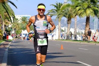 Oelsnitzer Hobbyathlet Frieder Jäckel beim Ironman in Nizza - Frieder Jäckel beim Marathon auf der Strandpromenade in Nizza.