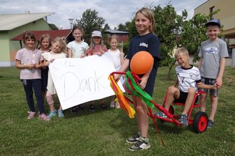Oelsnitzer Hobbyfußballer stiften Spielzeug für einheimischen Kinderhort - Das neue Spielzeug wurde sofort in Beschlag genommen und der Dank an die Fußballer schriftlich festgehalten.