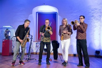 Oelsnitzer Jazzpreisträger Volker „Holly“ Schlott begeistert mit den Fun Horns auf Schloss Voigtsberg - Jazzmusiker Volker "Holly" Schlott (zweiter von rechts) und die Fun Horns mit Falk Breitkreuz, Jörg Huke und Nikolaus Neuser (von links) traten bei den Burgsommerkonzerten auf Schloss Voigtsberg in Oelsnitz auf.