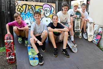Oelsnitzer Jugendliche bauen Anlage für Skater: Miniramp am Samstag erstmals auf dem Markt - Selbst ist der Jugendliche: Fritz Schilbach, Joshua Schilbach, Johann Schilbach, Ben Weigelt, Jona Tolsma und Gabriel Dunger (von links).