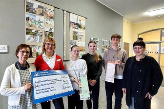 Oelsnitzer Julius-Mosen-Gymnasium erhält Spende über 2125 Euro aus Kalender-Aktion - Im Bild von links: Schulleiterin Kerstin Lohse, Apothekerin Constanze Süßdorf-Schönstein, Pauline Dullin, Hannah Gärtner, Luca Lochmann sowie Kunstlehrerin Alexandra Ottiger.