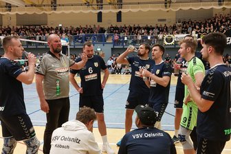 Oelsnitzer kassieren erste Saisonniederlage - Trotz energischer Ansprache durch Trainer Alexander Krug (2. v. r.) ging der VSV leer aus.