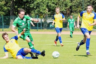 Oelsnitzer Kicker mit starkem Saisonfinale - Ramon Seidel (links) kann hier einen weiteren Treffer von Torschützenkönig Robert Hofmann verhindern.