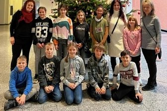 Oelsnitzer Kinder in Ministerium - Schüler des Oelsnitzer Gymnasiums und der Grundschule Am Stadion haben den Baum ins Kultusministerium gebracht.