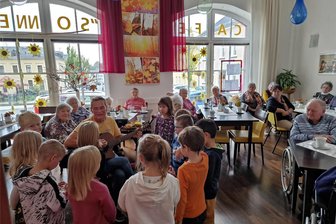 Oelsnitzer Kindergartenkinder singen für Senioren in der „Goldenen Sonne“ - Alt und Jung vereint in der „Goldenen Sonne“.