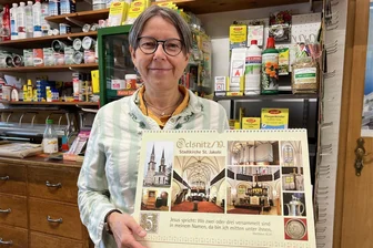Oelsnitzer Kirche St. Jakobi schafft es in sachsenweiten Kalender - Gabriela Daßler von der Kirchgemeinde St. Jakobus im Vogtland zeigt das Oelsnitz-Blatt aus „Kirchen am Wege“.