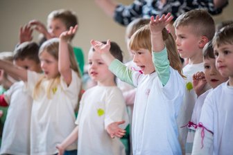 Oelsnitzer Kita „Kastanie“ erhält bei Jubiläumsfest Auszeichnung vom Kultusministerium - Die Kids der Kita „Kastanie“ führen begeistert ihr Musical auf.