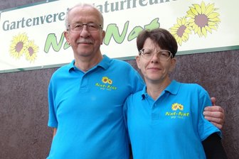 Oelsnitzer Kult-Gartenfest: Der Blasmusik-Vormittag läuft dem Tanzabend langsam den Rang ab - Rainer Topel (links) gab den Vereinsvorsitz der Naturfreunde nach 17 Jahren an Yvette Gieschke-Wagner (rechts) ab.