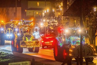 Oelsnitzer Lichterfahrt animiert zum Plätzchenback-Rekord - Nachdem Landwirte der Region im Advent 2020 mit rund 25 Traktoren zur ersten Lichterfahrt gestartet waren, gehörten im Jahr darauf (Foto) 110 Fahrzeuge zum Konvoi. Für kommenden Sonntag wurden 60 Fahrzeuge genehmigt.