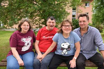 Oelsnitzer Marienstift feiert 50-Jähriges: „Diese Menschen gehören zum Stadtbild“ - Ein Teil der „Familie Marienstift“: Von links: Mitarbeiterin Leane Greiner, die beiden Bewohner Gert Bösener und Nicole Liebold sowie Einrichtungsleiter Hartwig Schmidt.