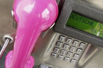 Oelsnitzer Markt: Warum ist das öffentliche Telefon weg? - Kein öffentliches Telefon mehr: Auf dem Oelsnitzer Markt wurde es abgebaut.
