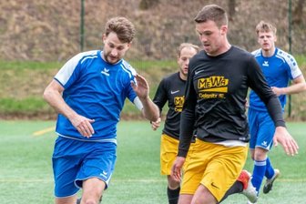 Oelsnitzer mit Glück vom Punkt - Der Gornsdorfer Philipp Kirsten (links) eröffnete den Torreigen nach 37 Minuten, hatte am Ende aber das Nachsehen gegen Leon Süß und dessen Oelsnitzer.