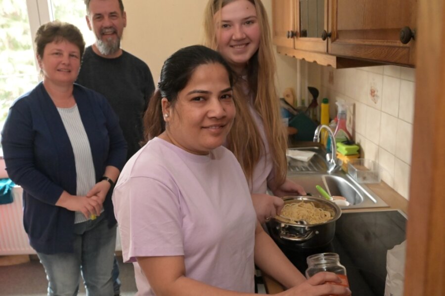 Oelsnitzer nehmen Flüchtlinge aus Ukraine auf - Annegret und Andreas Zacharias (hinten) haben Anju Bala (links) aus Indien und Yana Lushchuk aus der Ukraine ein Zuhause gegeben. Ab und zu kochen die beiden Frauen für ihre Gastgeber.