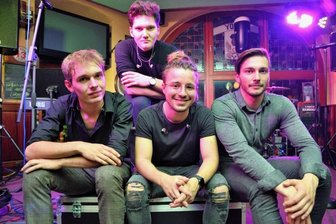 Oelsnitzer Newcomer-Band veröffentlicht erstes Album - Freddy Schmidt, Lorenz Schierl, Alex Hein und Raphael Roth (von rechts) von der Oelsnitzer Band Not For Sale. Das Foto entstand bei ihrem Auftritt im Irish Corner Pup in Plauen. 