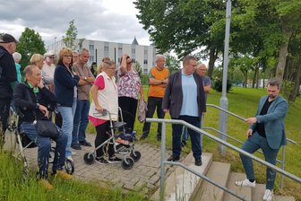 Oelsnitzer OB hört sich Unmut der Bürger an: „Deshalb gibt es Politikverdrossenheit“ - Ortstermin am Mittwoch an der Otto-Riedel-Straße in Oelsnitz: Bürger schildern OB Mario Horn und Wirtschaftsförderer Peter Wollmann ihre Probleme mit fehlender Barrierefreiheit.