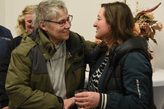 Oelsnitzer OB-Wahl: Chronologie eines denkwürdigen Abends - Lilly Möbius, die Tochter der langjährigen Oelsnitzer Oberbürgermeisterin Eva-Maria Möbius, gratuliert dem neugewählten Stadtoberhaupt Silke Jahn.