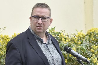 Oelsnitzer OB wird Mitglied in weltweiter Friedensorganisation - Der Oelsnitzer OB Mario Horn (CDU) bei einer Gedenkveranstaltung wider das Vergessen geschichtlicher Ereignisse in seiner Heimatstadt.