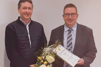 Oelsnitzer Oberbürgermeister schließt jetzt auch Ehen - Vize-Bürgermeister René Buze hat das Schriftstück überreicht. 