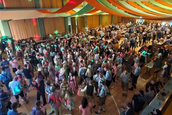 Oelsnitzer Oktoberfest-Gäste füllen die Vogtlandsporthalle - Beim zweiten Oelsnitzer Oktoberfest des SV Merkur Oelsnitz war die Vogtlandsporthalle erneut gut gefüllt.